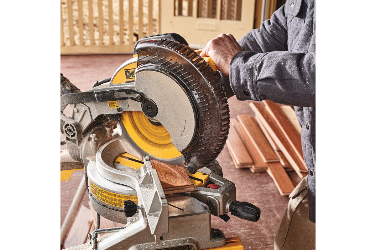 Sierra ingleteadora 10 Pulg 1600W DWS713-B3 DeWalt