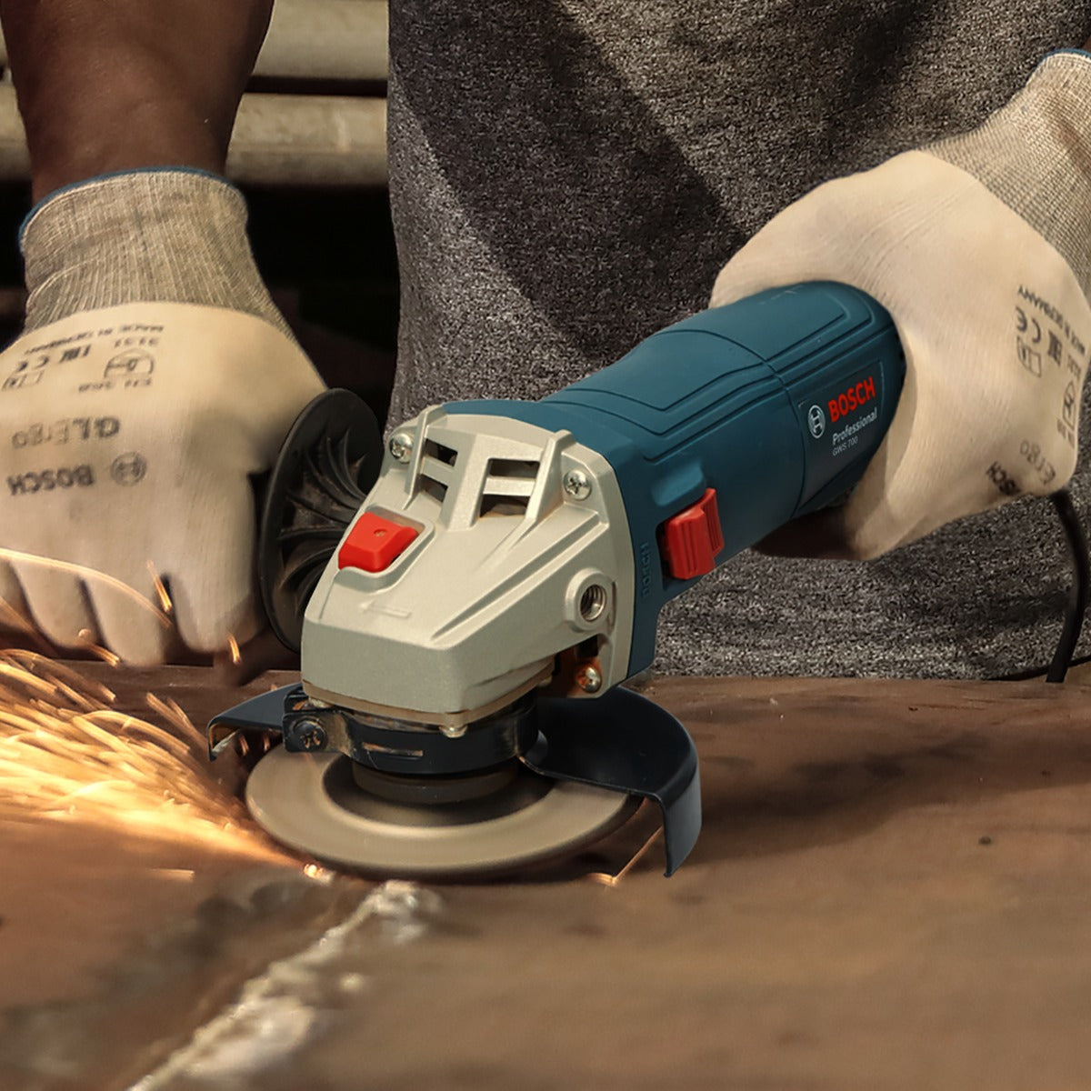 Miniesmeriladora 4 1/2" 710W 13A30 GWS 700 Bosch
