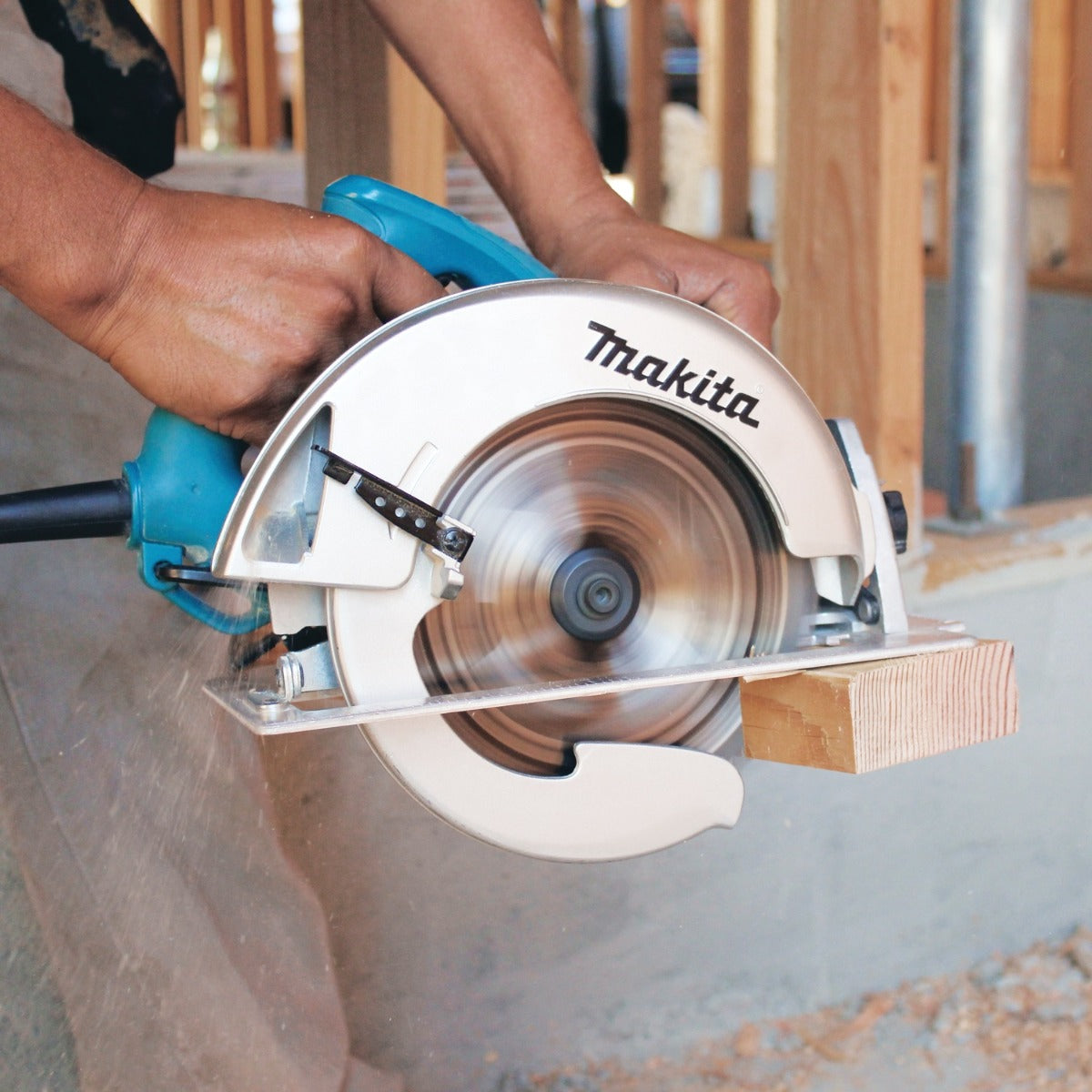 Sierra circular 7-1/4 Pulg 1800W 5007NK Makita
