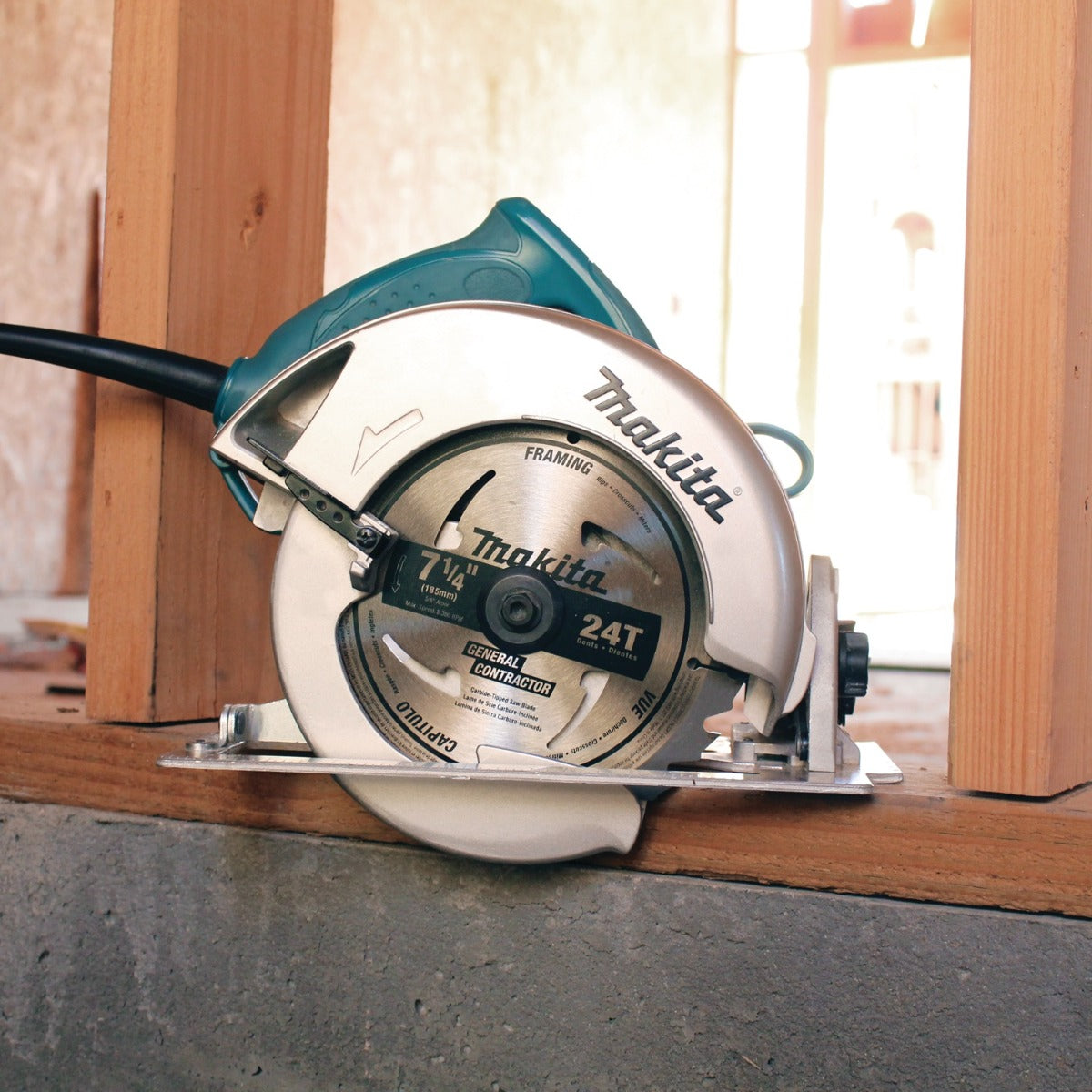 Sierra circular 7-1/4 Pulg 1800W 5007NK Makita