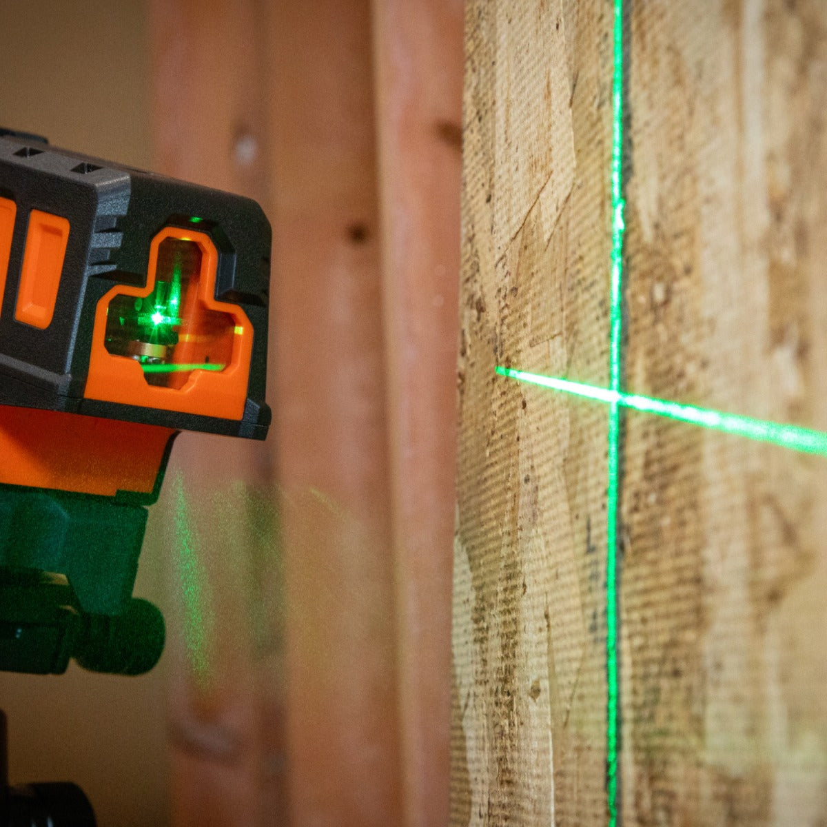 Nivel láser compacto de líneas en cruz verdes con punto de plomada 93MCLPG Klein Tools